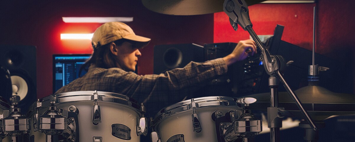 Cảnh thu âm trống trong phòng thu tại nhà