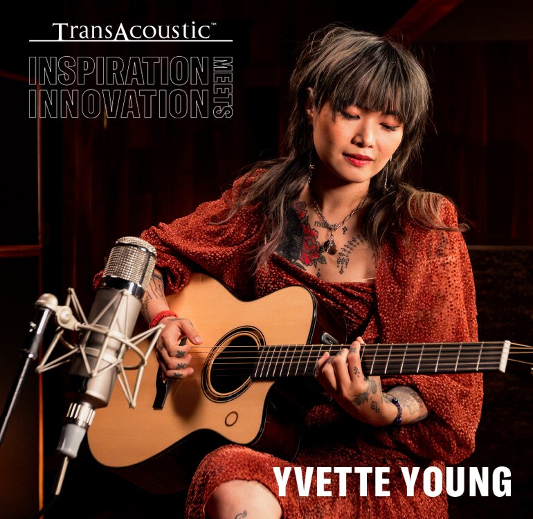 Yvette Young đang chơi guitar acoustic TAS3 C.