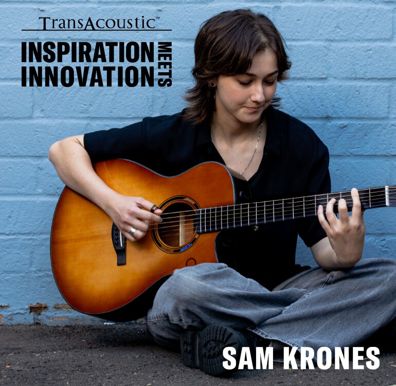 Sam Krones đang chơi guitar acoustic TAS3 C.