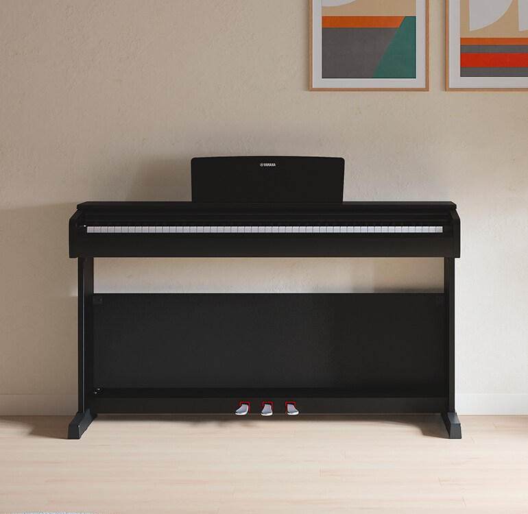 Phòng khách với cây đàn piano ARIUS màu đen, cây cảnh và ghế sofa được bố trí hài hòa với nội thất.