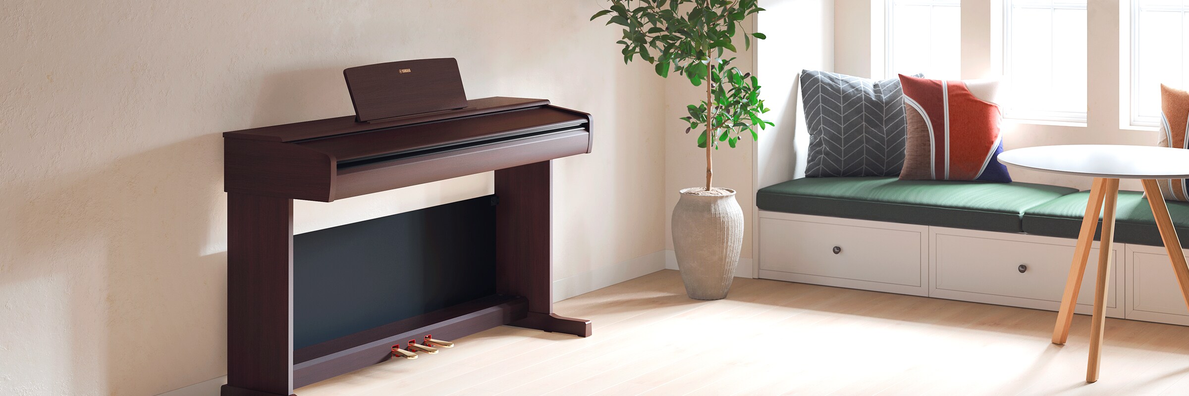 Một chiếc đàn piano ARIUS trong phòng khách với nắp đóng lại, hòa hợp với không gian nội thất.