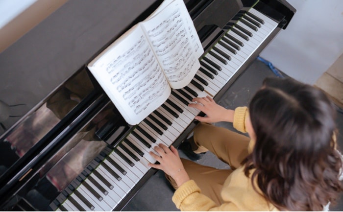 Bài tập chuyển hợp âm bằng 2 tay khi luyện đàn piano