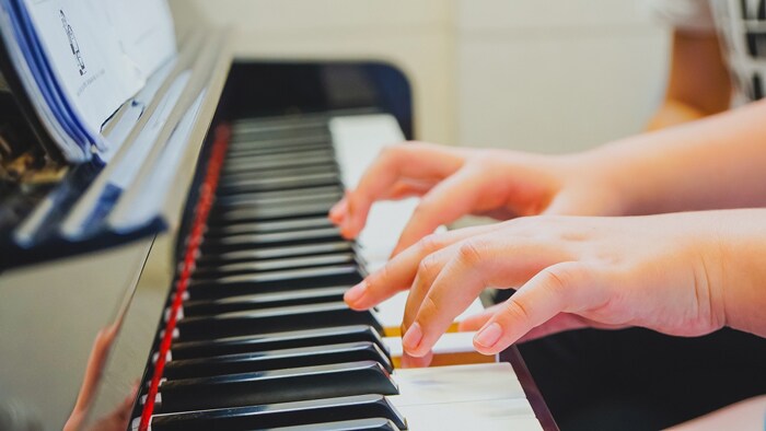 Bài tập luyện ngón chơi 2 nốt nhạc cùng lúc bằng 1 tay