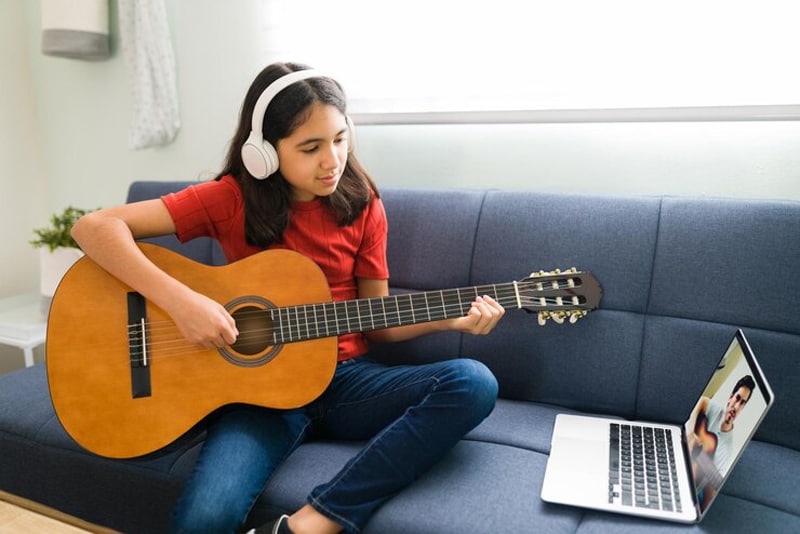 Bạn sẽ sớm nâng cao khả năng chơi guitar của mình với các khóa học guitar online 1 kèm 1