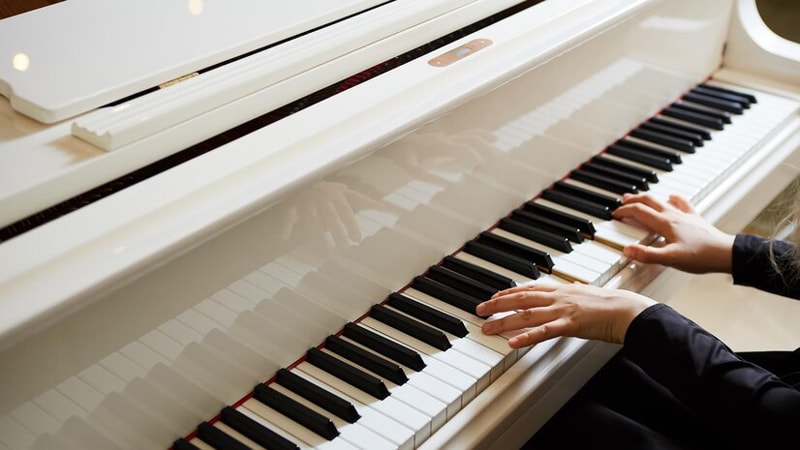 Cảm giác phím của đàn piano nặng hơn, mang lại những âm thanh sâu lắng và cảm nhận được nhiều tâm tư tình cảm của người chơi đàn  
