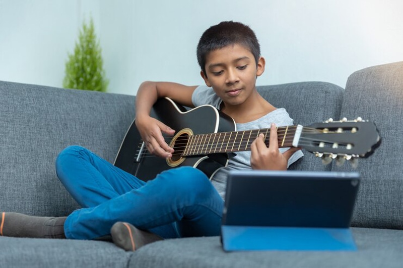Cha mẹ dễ dàng quan sát con khi học guitar online