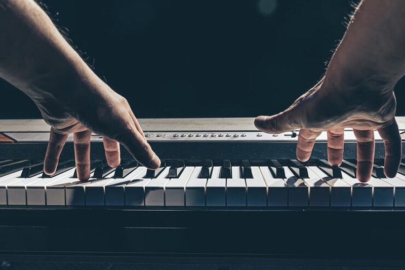 Chơi đàn piano đòi hỏi sự nhanh nhạy, linh hoạt của bàn tay, mắt, chân và cả trí nhớ tốt  

