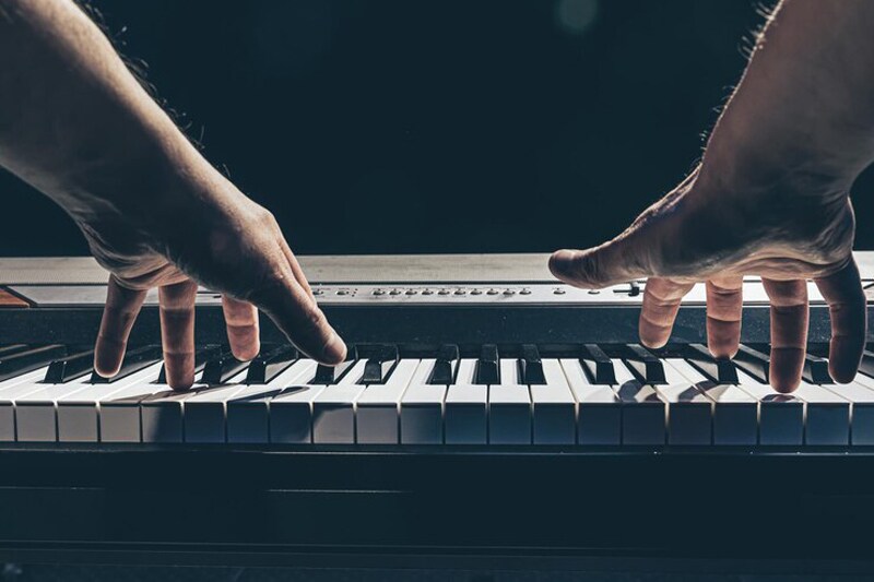 Chơi đàn piano đòi hỏi sự nhanh nhạy, linh hoạt của bàn tay, mắt, chân và cả trí nhớ tốt