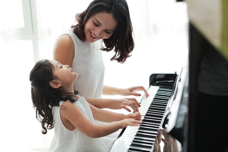 Động viên để tạo tinh thần vui vẻ cho bé khi học đàn piano