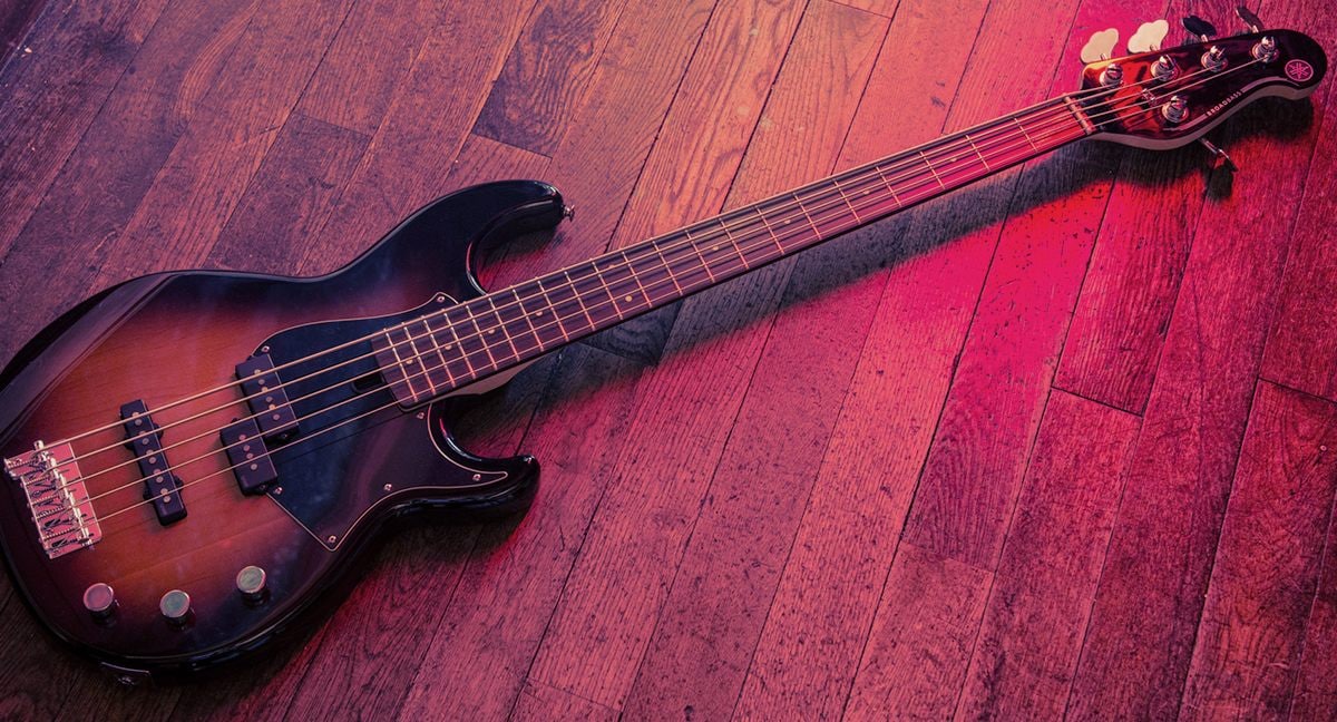 BB435 Tobacco Brown Sunburst nằm trên sàn gỗ