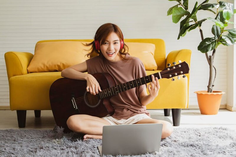 Học guitar online vẫn là hình thức học phù hợp và là xu thế chính trong cuộc sống hiện đại, hối hả hiện nay
