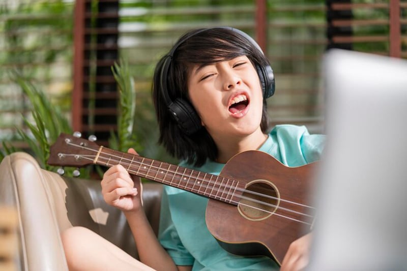 Học online 1 kèm 1 với giáo viên sẽ giúp bạn nhanh chóng nâng cao kỹ năng chơi guitar vì được giáo viên sát sao hơn