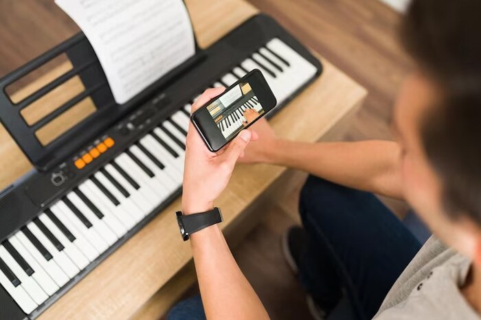 Học piano online qua video thu sẵn giúp bạn linh hoạt hơn về thời gian học và hưởng học phí ưu đãi hơn