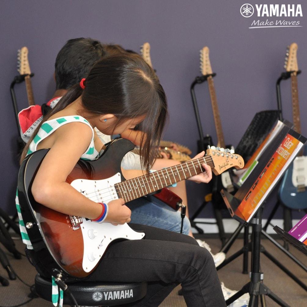 Học guitar điện hay guitar thùng khi mới bắt đầu? | Yamaha