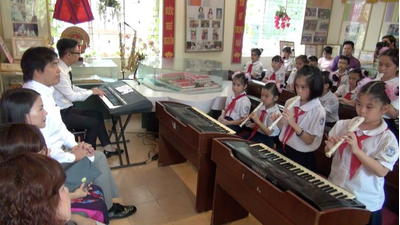 Then Japanese Minister of MEXT, Mr. Hiroshi Hase, observes the activities of the recorder club in a Vietnamese school. ©MEXT