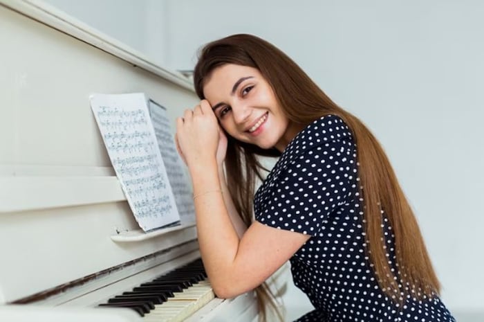 Khi học đàn piano bạn cần giữ tinh thần thoải mái và vui vẻ 