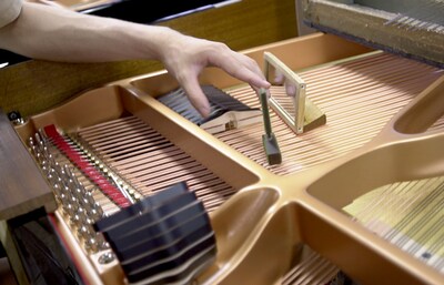 A mirror is used to check the position of the damper head