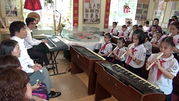 Then Japanese Minister of MEXT, Mr. Hiroshi Hase, observes the activities of the recorder club in a Vietnamese school.©MEXT