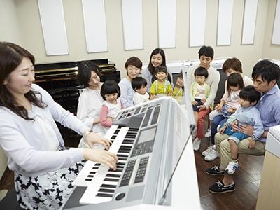 ── Mục đích của các bài học nhóm tại Trường Âm Nhạc Yamaha là gì?
