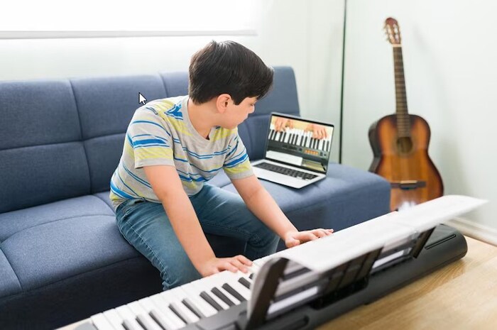 Piano online tương tác trực tiếp với giáo viên giúp bạn được giải đáp thắc mắc nhanh chóng và chi tiết hơn khi học