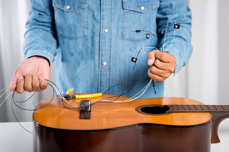 Thay dây đàn guitar vào những thời điểm thích hợp giúp bạn chơi đàn thoải mái và tạo nên những bản nhạc hoàn hảo hơn)