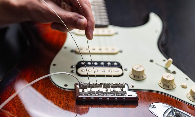 Thay dây đàn mới cho đàn guitar điện cần thực hiện từng dây một 