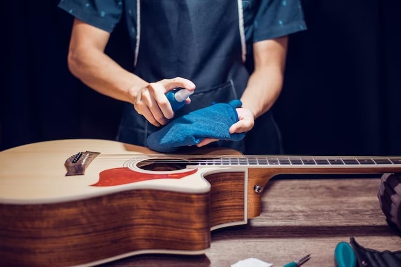 Bạn nên vệ sinh đàn guitar đúng cách khi thay dây đàn để nâng cao hiệu quả sử dụng, kéo dài thời gian sử dụng của đàn  