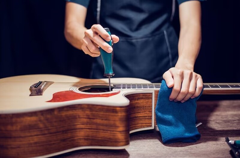 Bạn nên vệ sinh đàn sau khi sử dụng để bảo vệ và kéo dài tuổi thọ của đàn