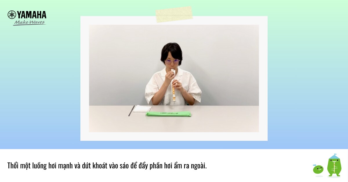 Cách vệ sinh sáo recorder Yamaha đúng cách - Thổi mạnh để đẩy hơi ẩm ra ngoài.