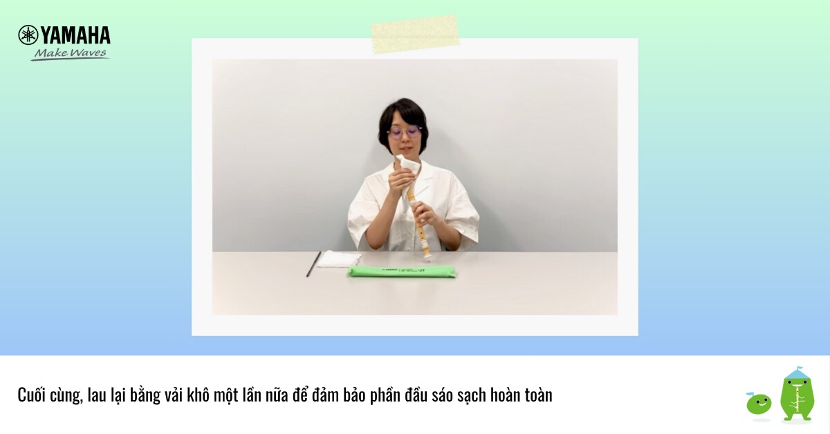 Cách vệ sinh sáo recorder Yamaha đúng cách - Lau lại bằng vải khô để làm sạch phần đầu sáo recorder.